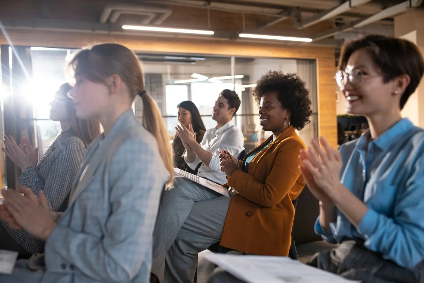 Halbnahe Aufnahme von applaudierenden Menschen.