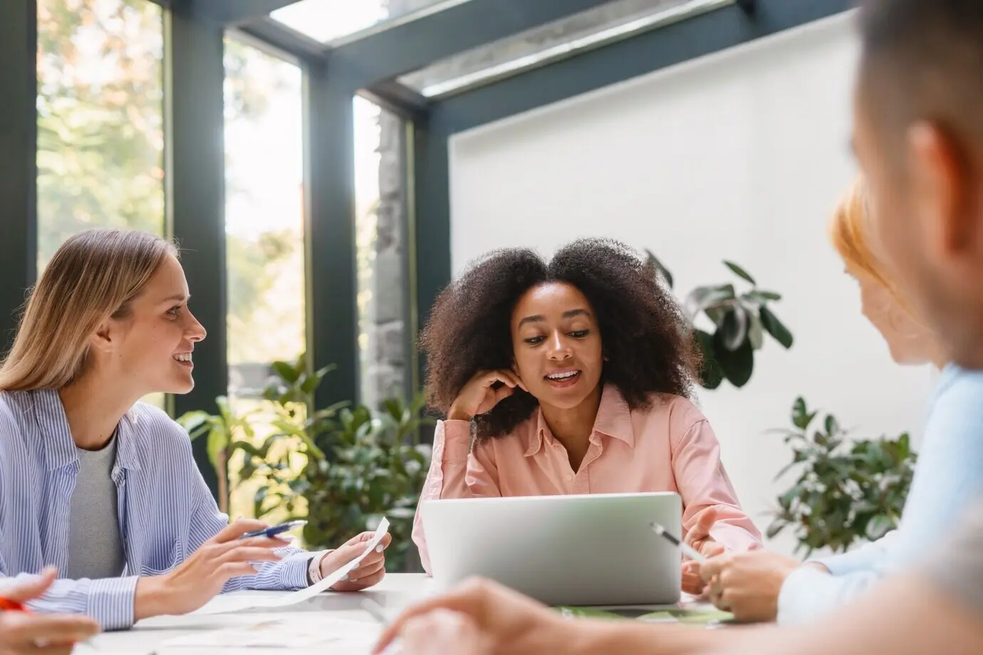 Menschen, die gemeinsam für eine Tech-Marke arbeiten.