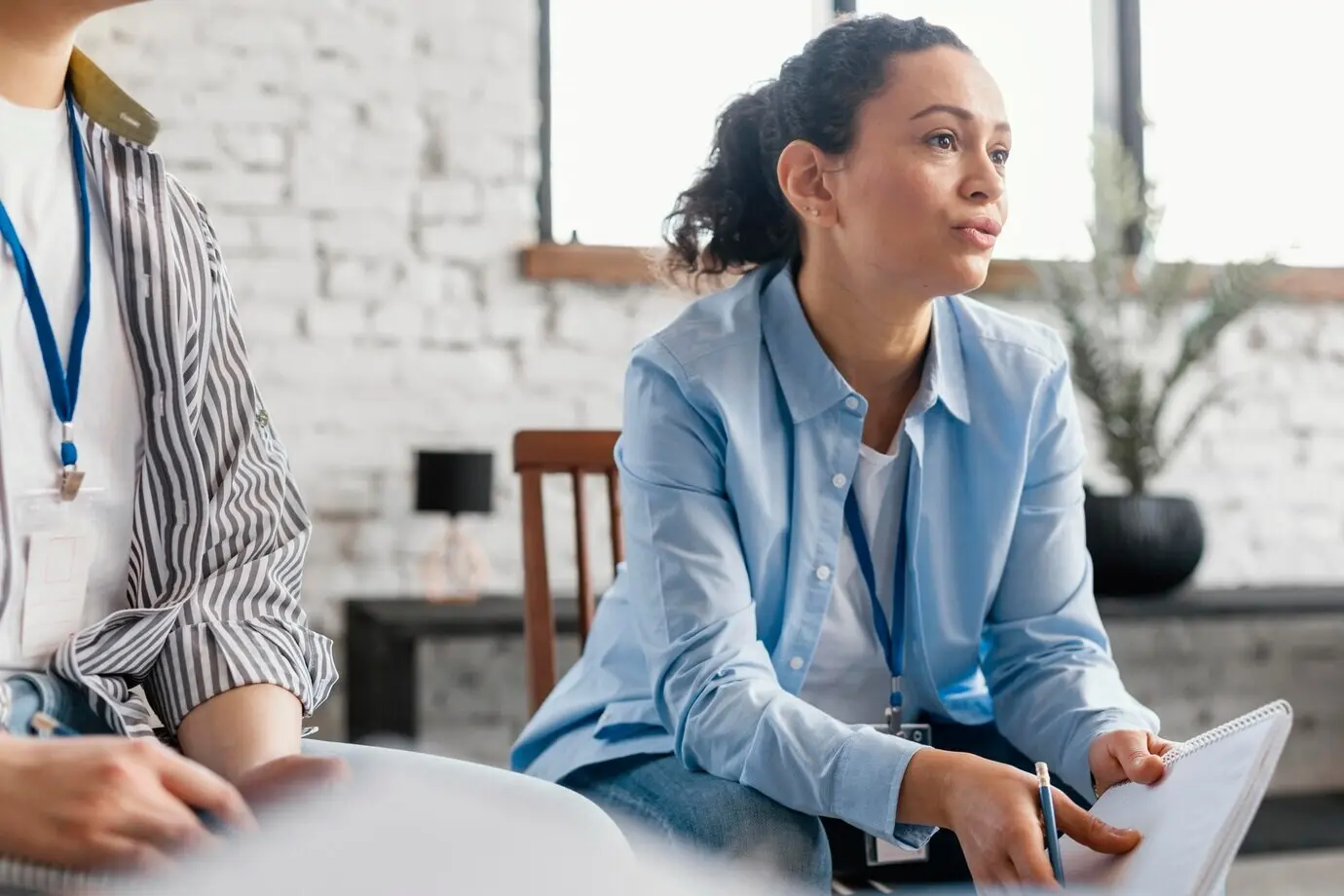 Nahaufnahme einer Frau, die ein Notizbuch hält